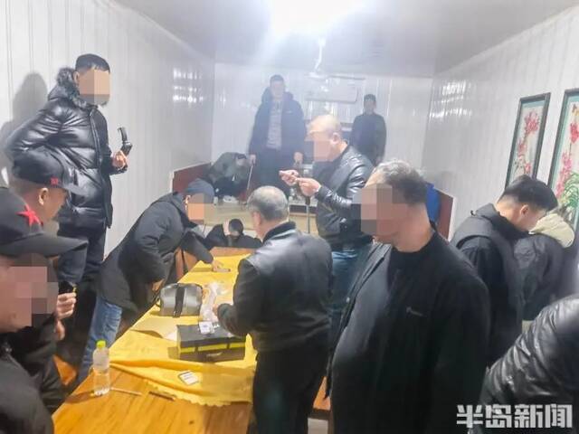 傍晚时分！青岛一废弃屋内，25人被当场抓获...