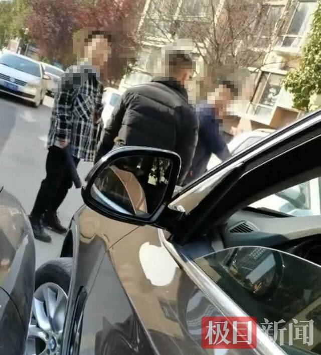 被宝马司机掌掴的拄拐男子发声：我懂法所以没还手，耳膜穿孔鉴定轻伤