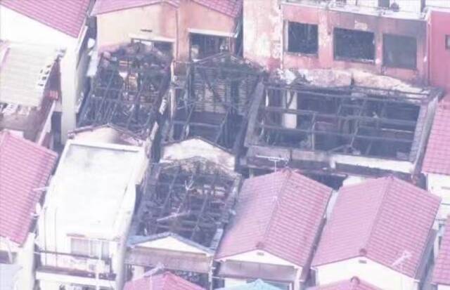 日本东京一住宅区发生火灾 13栋房屋受灾