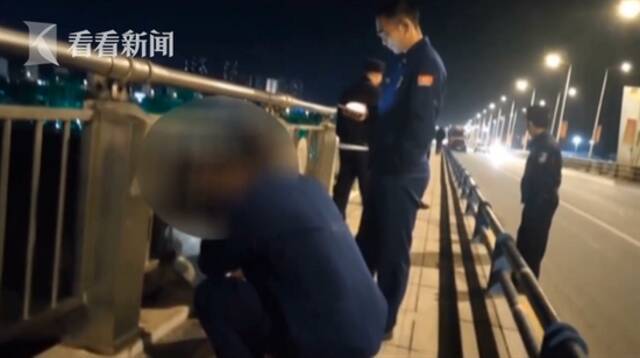 女孩下车时连说“再见”，的哥发现不对劲报警了