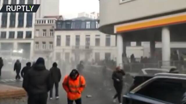 比利时爆发反政府防疫措施抗议 部分抗议者与警方冲突