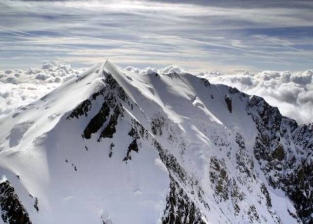 法国攀山者2013年在勃朗峰发现大批空难遗留的宝藏与沙莫尼巿政府达成平分