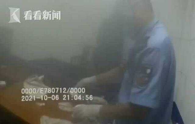 “网红”男扮女装行为异常 包里还藏着42张淫秽光盘