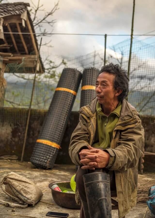 护林员李加坤，11月28日，救援结束后，他刚刚从哀牢山保护区收拾完救援遗留的生活用品（金海摄）