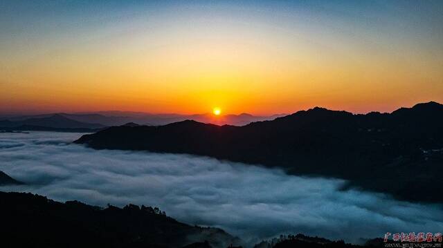 在三江侗族自治县的高山地区群山之间，云海翻腾，幻化出一幅美丽的冬日晨曦画卷。（柳州市三江侗族自治县纪委监委粟兴/摄）