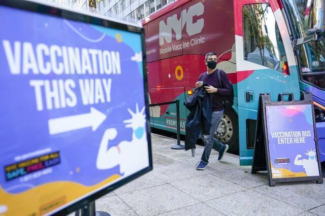 纽约街头的移动注射疫苗点图源：美联社