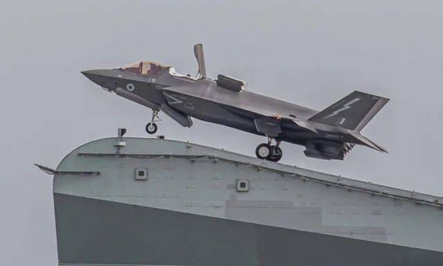 F-35B从“伊丽莎白女王”号上起飞。图源：英国国防部