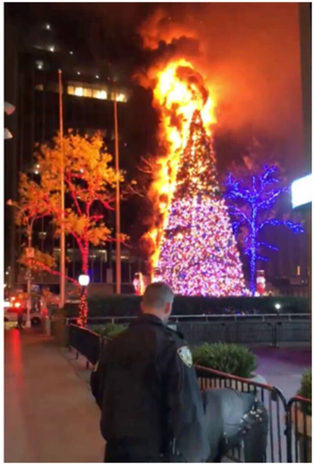 美国纽约新闻集团大厦外巨型圣诞树遭人纵火，现场火光四溅！