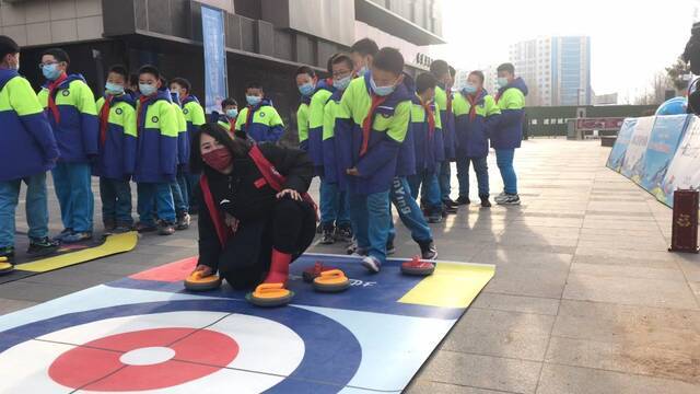 逐梦冬奥展新姿 “家门口”的冰雪盛宴 ——“冰雪大篷车”走进金鹰社区