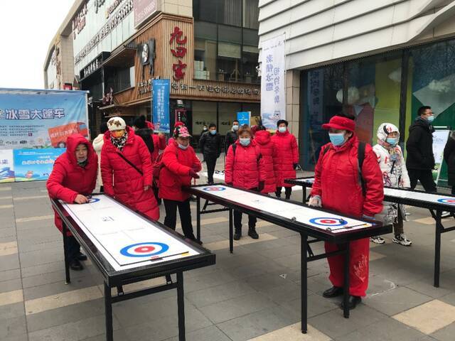 逐梦冬奥展新姿 “家门口”的冰雪盛宴 ——“冰雪大篷车”走进金鹰社区