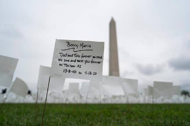 这是9月17日，写有缅怀亲人词句的白色旗帜摆放在美国首都华盛顿的华盛顿纪念碑附近的草坪上。新华社记者刘杰摄