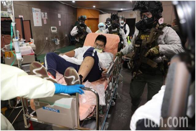 黄姓嫌犯被押送至医院诊治。图自台湾“联合新闻网”