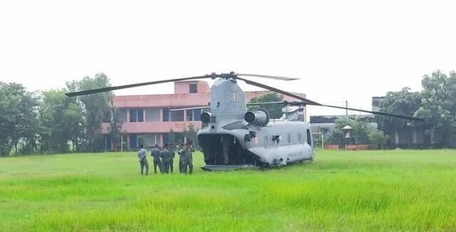 印度空军一架美制CH-47“支奴干”运输直升机今年8月25日紧急降落在一所学校内。