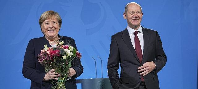 德国新任总理朔尔茨与默克尔正式交接