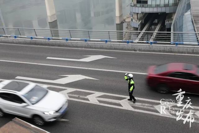 交巡警在道路上指挥交通（资料图）邹乐摄