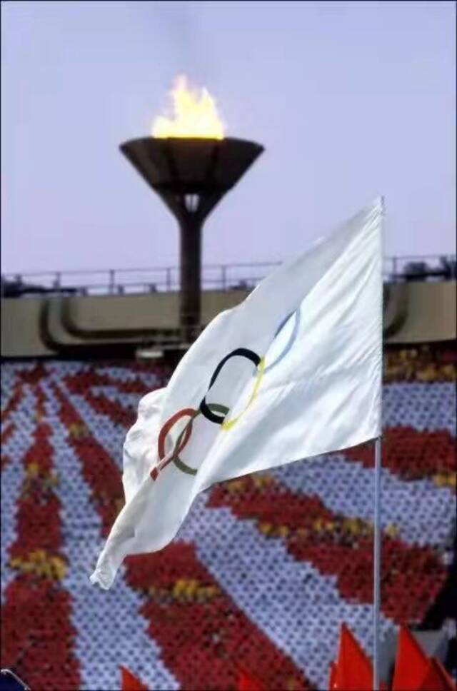 1984年5月，洛杉矶奥运会五环旗。以苏联为首的几个国家为了报复美国1980年抵制莫斯科奥运会而联合抵制参加本届奥运会。中新社发伽玛摄