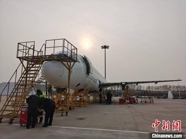 一架待拆解的空客A320飞机停在合肥新桥国际机场。张强摄