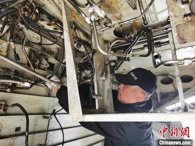 东航技术公司安徽分公司的员工在拆解空客A320飞机。张强摄