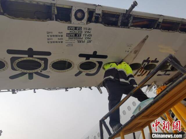 东航技术公司安徽分公司的员工在拆解空客A320飞机。张强摄