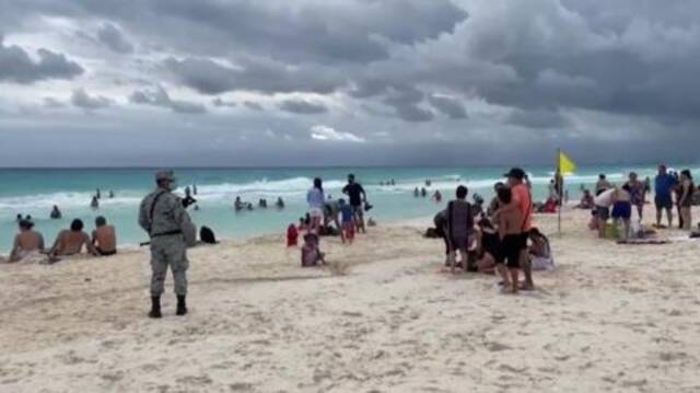 墨西哥国民警卫队在海滩巡逻