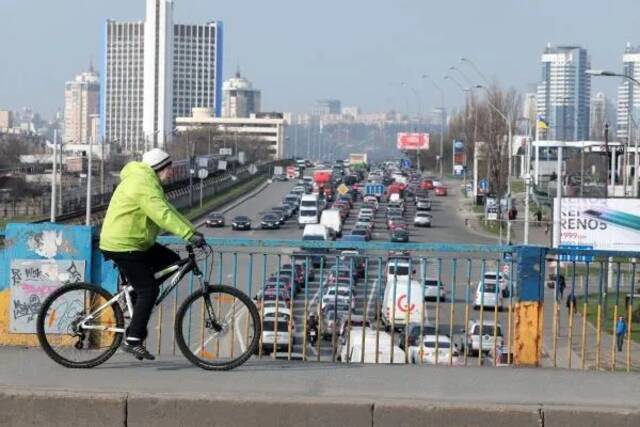 ▲当地时间2021年4月6日，乌克兰基辅，民众出行。（视觉中国）