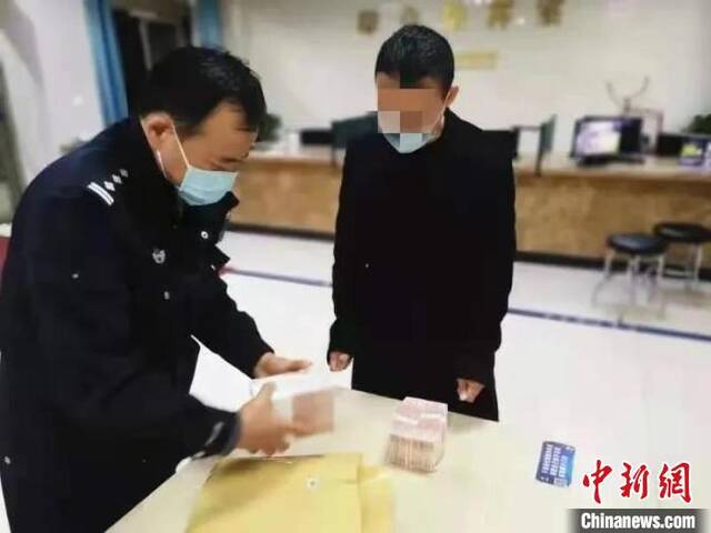 双胞胎姐妹捡到20万元现金 摆地摊母亲立即报警归还