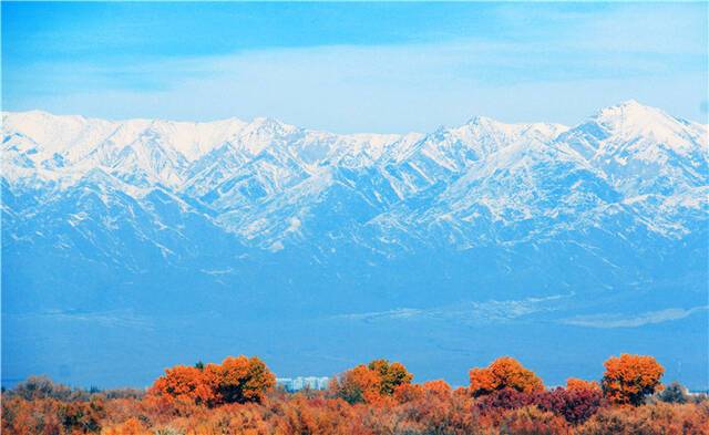 天山雪云常不开，千峰万岭雪崔嵬。远眺大雪时节的天山，就是一幅美丽的冬日画卷。（贾洪明摄）