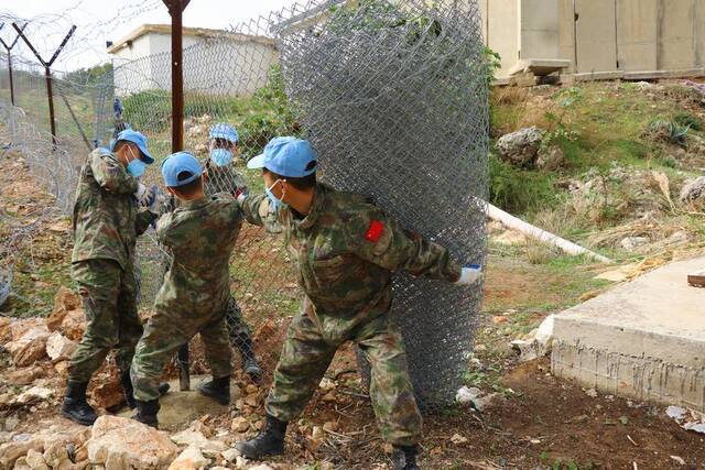 重新铺设新的铁丝网