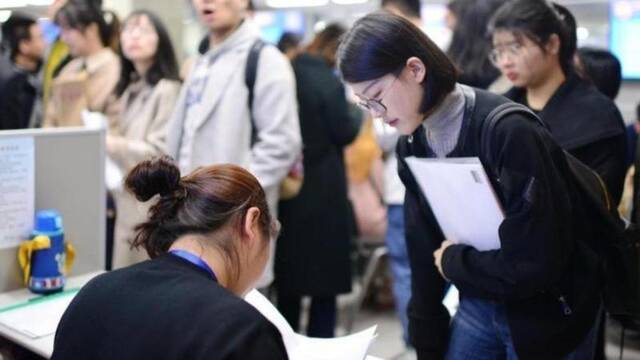 降级的大厂年终奖：去年手机，今年文化衫加自热火锅