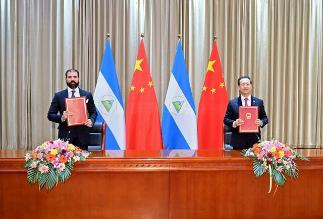 12月10日，中国同尼加拉瓜在天津签署《中华人民共和国和尼加拉瓜共和国关于恢复外交关系的联合公报》。新华社记者岳月伟摄