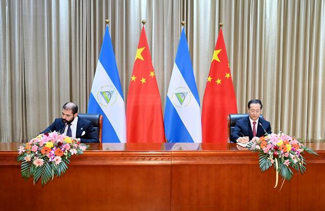 12月10日，中国同尼加拉瓜在天津签署《中华人民共和国和尼加拉瓜共和国关于恢复外交关系的联合公报》。新华社记者岳月伟摄