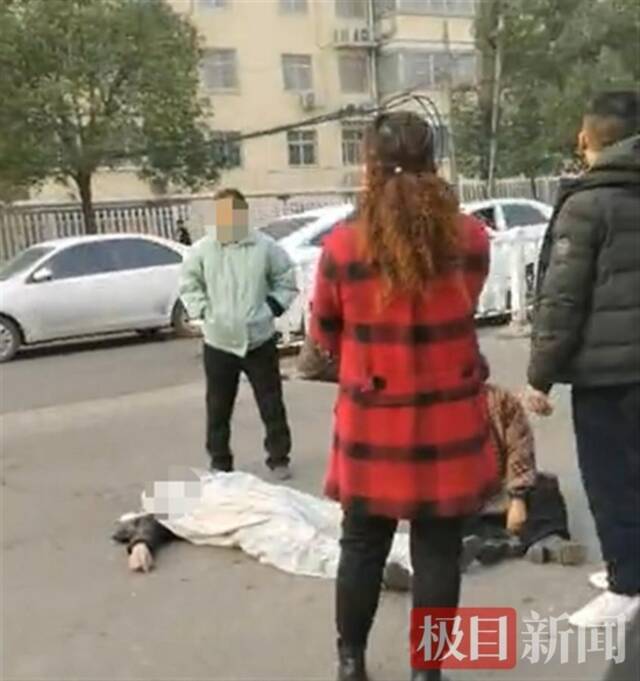 河南平顶山男子街头身亡，当地法院：阻拦法警执法时自行倒地后抢救无效死亡