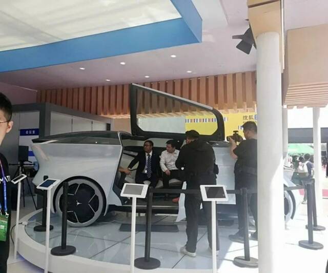 2018年4月北京车展两个展厅间的通道连廊里，主要集中了几家自动驾驶公司做demo展示。图为禾多科技当时的demo概念车。图片来自虎嗅。