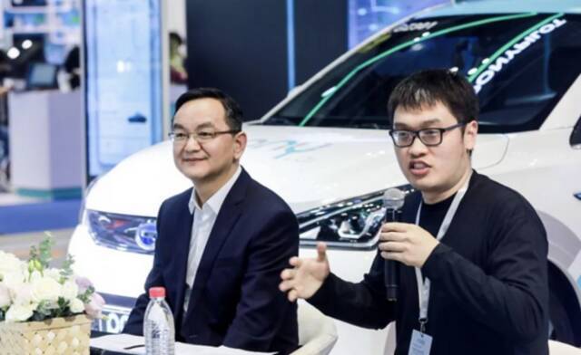 彭军与楼天城在2019年上海车展露面并宣布开启自动驾驶卡车之路。图片来自网络。