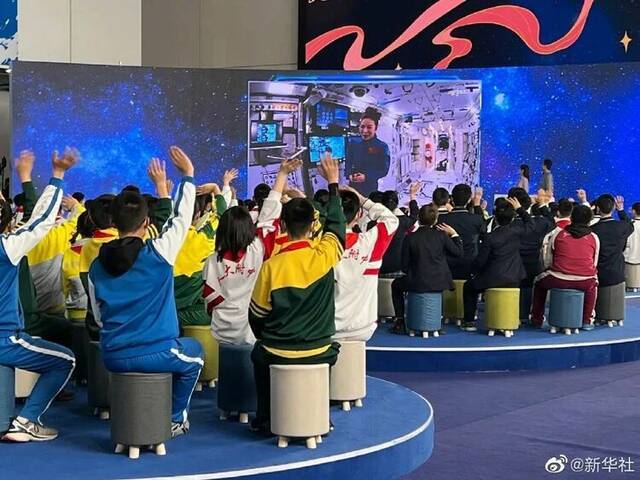 中国空间站首次太空授课 太精彩了！