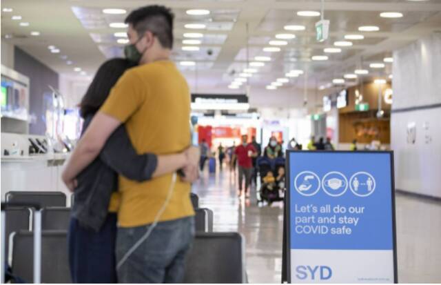 ▲12月1日在澳大利亚悉尼机场拍摄的防疫提示牌