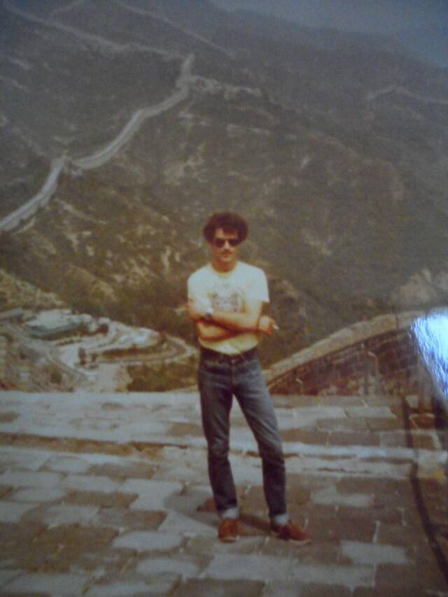 1980年老唐第一次来中国，在八达岭留影。受访者供图