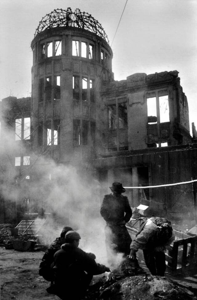 原子弹爆炸后，广岛爆炸中心附近唯一一座仍然挺立的建筑。福岛菊次郎摄