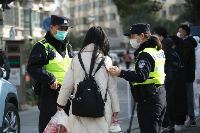 30人滞留、居民发高烧，上海浦东隔离小区警民齐心守护门里门外