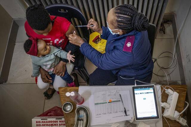 一名妇女在南非的一家诊所接种了新冠疫苗美联社图
