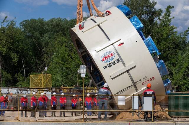 ↑在俄罗斯首都莫斯科，工人用起重机吊装盾构机核心部件，为掘进地铁隧道做好准备（2018年6月3日摄）。新华社记者白雪骐摄