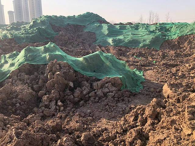 村民反映称，回填复垦所用客土并非可以耕种的黄土，而是密度较大的胶泥状地基土。