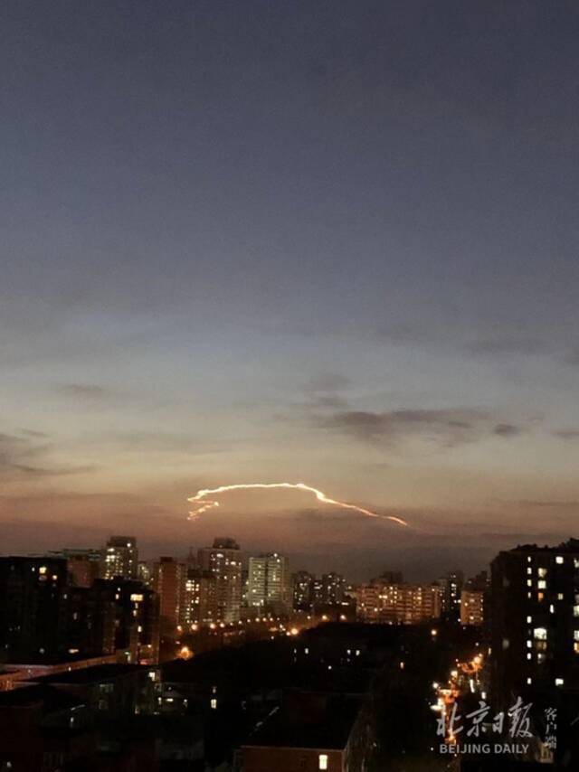 北京烟火般的晚霞你看到了吗？专家：可能是火箭云