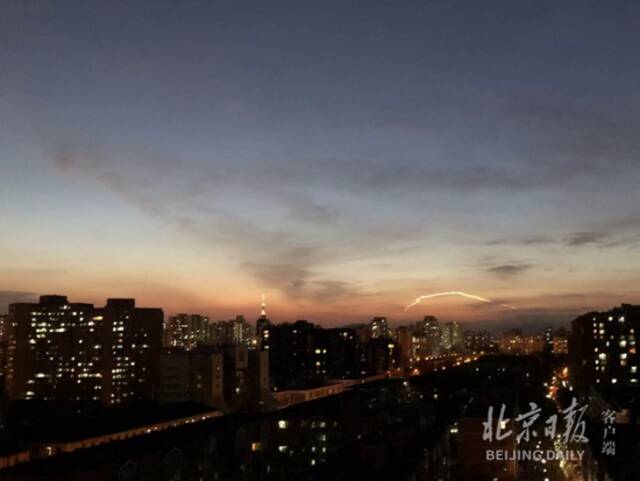 北京烟火般的晚霞你看到了吗？专家：可能是火箭云