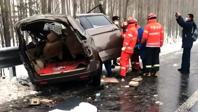 哈尔滨一辆运驾校学员的车撞护栏，家属：3人不幸遇难