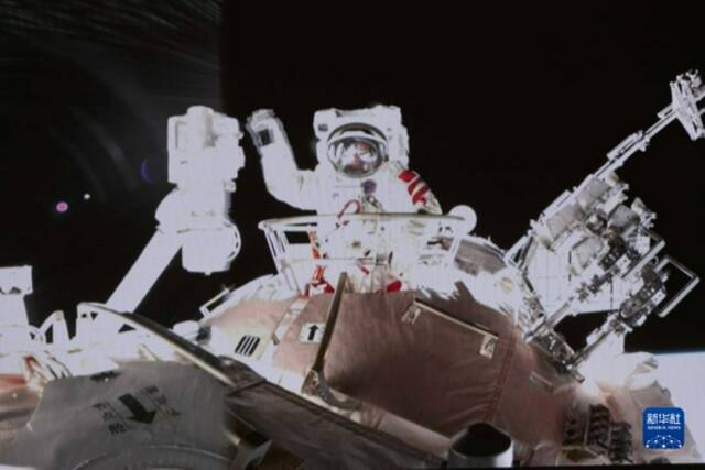 这是在北京航天飞行控制中心拍摄的神舟十三号航天员翟志刚在出舱任务结束后挥手示意（11月8日摄）。新华社发（郭中正摄）