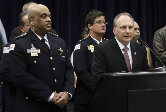 芝加哥警察局长在发布会谴责斯莫利特“报假案”，图源：美联社