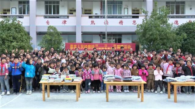 最高检政治部、计财局为格当小学200多名学生捐赠物资