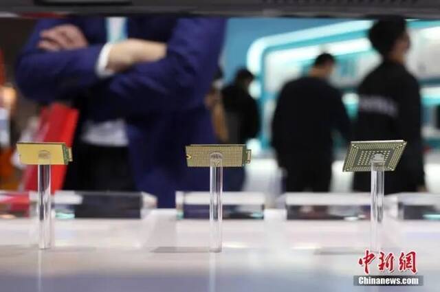 资料图：多家国际芯片制造龙头企业展示最新设备和产品。中新社记者张亨伟摄