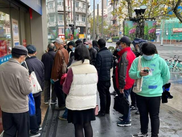 “再来看一眼上海书城！”营业最后一天，读者冒雨排队等开门